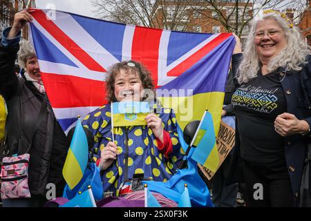 Londra, Regno Unito. 22 febbraio 2025. I manifestanti si riuniscono e si radunano di fronte all'ambasciata russa a Kensington per una protesta, dopo una marcia dalla statua di San Volodymyr nelle vicinanze. Il raduno è organizzato dalla campagna di solidarietà Ucraina e fa parte di diverse proteste intorno al terzo anniversario dell'invasione russa dell'Ucraina su vasta scala il 24 febbraio. Crediti: Imageplotter/Alamy Live News Foto Stock