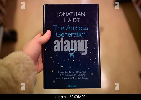Markaryd, Kronoberg, Svezia. 21 febbraio 2025. La generazione ansiosa di Jonathan Haidt. Foto Stock