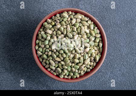 Un'abbondante quantità di semi di timo essiccati naturali su sfondo grigio Foto Stock