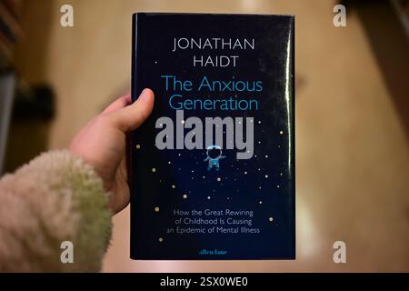 Markaryd, Kronoberg, Svezia. 21 febbraio 2025. La generazione ansiosa di Jonathan Haidt. Foto Stock