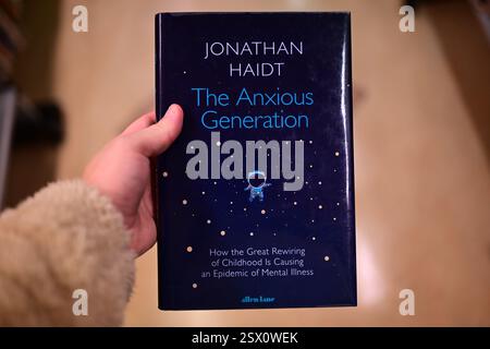 Markaryd, Kronoberg, Svezia. 21 febbraio 2025. La generazione ansiosa di Jonathan Haidt. Foto Stock