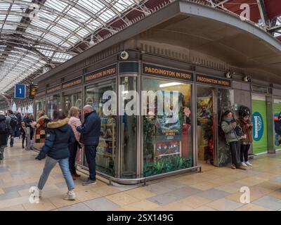 Paddington Bear Shop (che pubblicizza il film "Paddington in Perù" gennaio 2025) a Paddington Station, Londra, Regno Unito. Foto Stock
