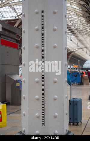 Striscia con codice a barre utilizzata per il monitoraggio su una delle colonne in acciaio che sostengono la copertura del tetto di Paddington Station, Londra, Regno Unito. Foto Stock