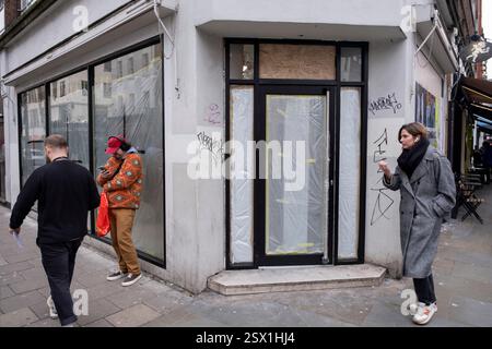 Ristrutturazione di una sede commerciale a Soho il 29 gennaio 2025 a Londra, Regno Unito. Soho è un'area della City of Westminster, parte del West End. Originariamente un quartiere alla moda per l'aristocrazia, è stato uno dei principali quartieri di intrattenimento della capitale fin dal XIX secolo. A partire dagli anni '1980, l'area ha subito una notevole gentrificazione ed è ora prevalentemente un quartiere alla moda di ristoranti di lusso e uffici mediatici, con solo un piccolo residuo di locali industriali per adulti. Foto Stock