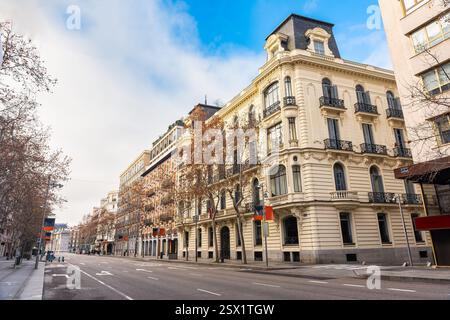 Edifici neoclassici in Calle Serrano, in una zona commerciale di lusso e uffici di multinazionali, Madrid. Foto Stock