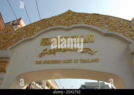 Cartello di benvenuto nel punto più settentrionale della Thailandia, il valico di frontiera di Mae Sai vicino al Myanmar, con elementi decorativi dorati Foto Stock