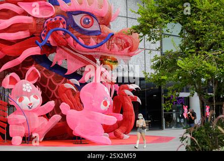 Bangkok, Thailandia - 27 gennaio 2023: Gli amanti dello shopping passano davanti alle decorazioni del capodanno lunare cinese di fronte a un centro commerciale di lusso. Foto Stock