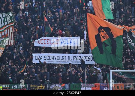 Tifosi del Venezia F.C. la 26a giornata del Campionato di serie A tra Venezia F.C. e S.S. Lazio allo Stadio Pier Luigi Penzo il 22 febbraio 2025 a Venezia. Foto Stock