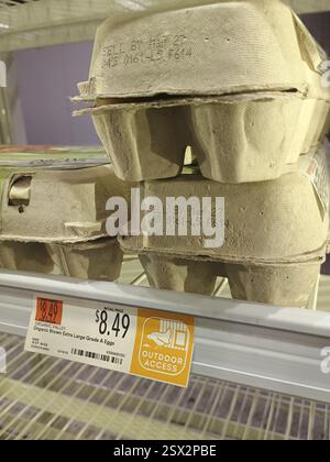 New York, New York, Stati Uniti. 22 febbraio 2022. Scaffali vuoti, che di solito sono riforniti di uova al Whole Foods Market nella sezione di Chelsea a Manhattan. Attualmente negli Stati Uniti c'è una carenza di uova a causa dell'epidemia di influenza aviaria che ha comportato prezzi elevati e difficoltà a ottenere uova per i consumatori e le imprese che si affidano a loro. Crediti: Adam Stoltman/Alamy Live News Foto Stock