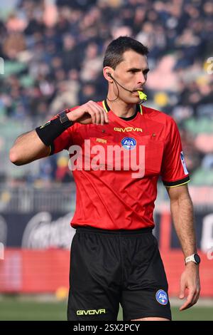 L'arbitro Matteo Marchetti partecipa alla 26a giornata del Campionato di serie A tra Venezia F.C. e S.S. Lazio allo Stadio Pier Luigi Penzo il 22 febbraio 2025 a Venezia. Foto Stock