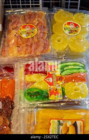 Phuket, Thailandia, frutta disidratata in plastica in vendita in un mercato Foto Stock