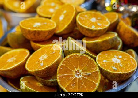 Phuket, Tailandia, febbraio 2025, foto da vicino di un mucchio di metà tagliate di arance su un piatto Foto Stock