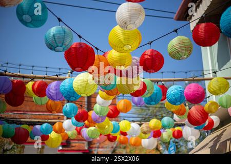 Phuket, Thailandia, 3 febbraio 2025, lanterne di carta cinesi decorano la strada della città durante le celebrazioni del Capodanno cinese Foto Stock