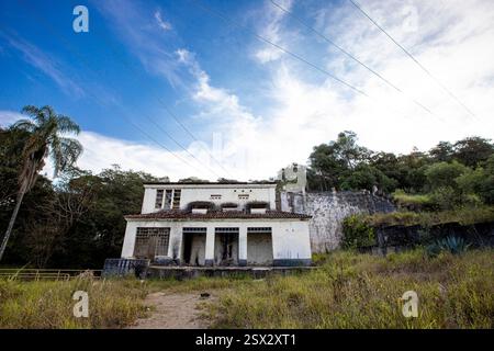 Sala macchine della piccola centrale idroelettrica abbandonata nella campagna dello stato di San Paolo, Brasile Foto Stock