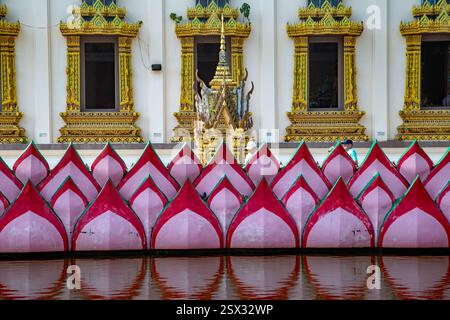 Wat Plai Laem, Bophut, Koh Samui, Thailandia, 10 febbraio, 2025, opere d'arte al Tempio buddista Foto Stock