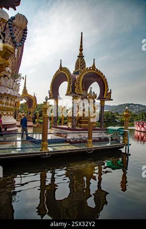 Wat Plai Laem, Bophut, Koh Samui, Thailandia, 10 febbraio, 2025, opere d'arte al Tempio buddista Foto Stock