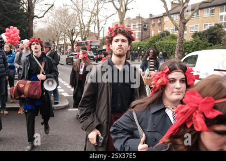 Londra, Regno Unito. 22 febbraio 2025. Ucraini e sostenitori si riuniscono vicino a Holland Park e marciano sull'ambasciata russa, mentre i colloqui tra Trump, Putin e Zelenskyy continuano a attirare l'attenzione globale. © Amstel Adams/ Alamy Live News Foto Stock