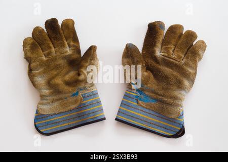 Un paio di guanti da lavoro ben usati Foto Stock