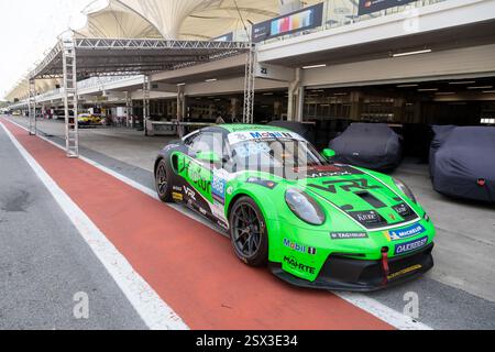 San Paolo, Brasile nov18, 2023 - Porsche Racing car in azione a turno in asfalto circuito Foto Stock