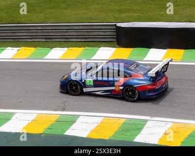 San Paolo, Brasile nov18, 2023 - Porsche Racing car in azione a turno in asfalto circuito Foto Stock