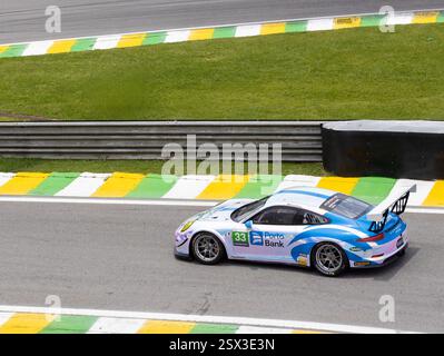 San Paolo, Brasile nov18, 2023 - Porsche Racing car in azione a turno in asfalto circuito Foto Stock