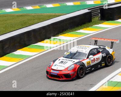 San Paolo, Brasile nov18, 2023 - Porsche Racing car in azione a turno in asfalto circuito Foto Stock