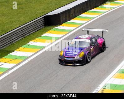 San Paolo, Brasile nov18, 2023 - Porsche Racing car in azione a turno in asfalto circuito Foto Stock