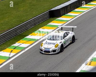 San Paolo, Brasile nov18, 2023 - Porsche Racing car in azione a turno in asfalto circuito Foto Stock