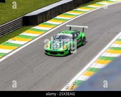 San Paolo, Brasile nov18, 2023 - Porsche Racing car in azione a turno in asfalto circuito Foto Stock