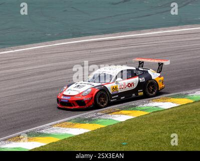 San Paolo, Brasile nov18, 2023 - Porsche Racing car in azione a turno in asfalto circuito Foto Stock