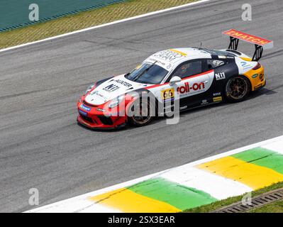 San Paolo, Brasile nov18, 2023 - Porsche Racing car in azione a turno in asfalto circuito Foto Stock