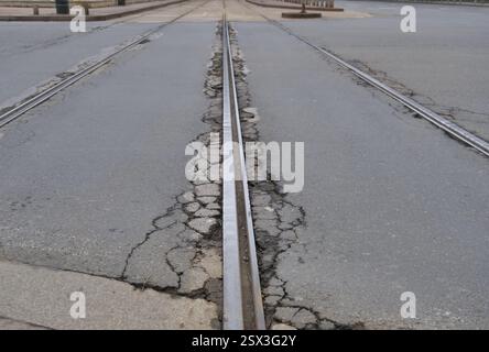 Pavimentazione storica di Milano, sede dei binari del tram Foto Stock