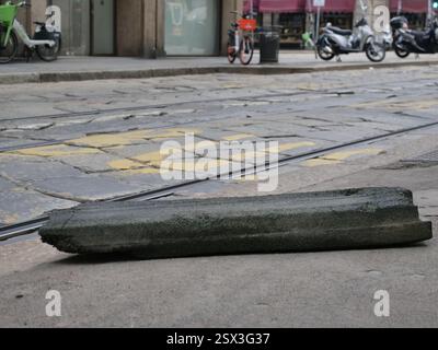 Pavimentazione storica di Milano, sede dei binari del tram Foto Stock