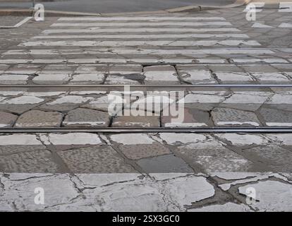 Pavimentazione storica di Milano, sede dei binari del tram Foto Stock