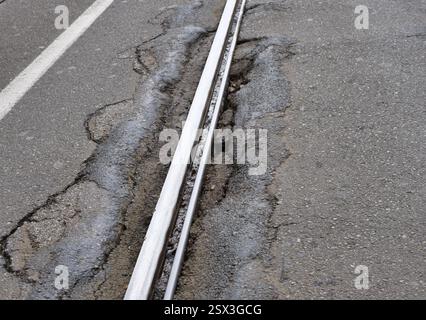 Pavimentazione storica di Milano, sede dei binari del tram Foto Stock