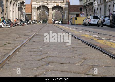 Pavimentazione storica di Milano, sede dei binari del tram Foto Stock