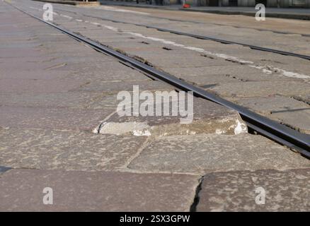 Pavimentazione storica di Milano, sede dei binari del tram Foto Stock