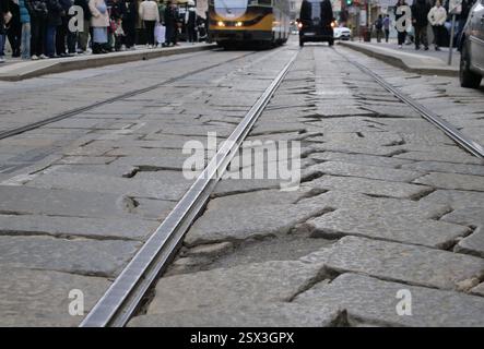 Pavimentazione storica di Milano, sede dei binari del tram Foto Stock