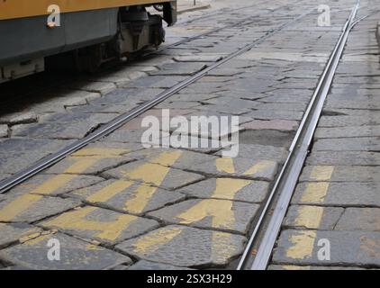 Pavimentazione storica di Milano, sede dei binari del tram Foto Stock