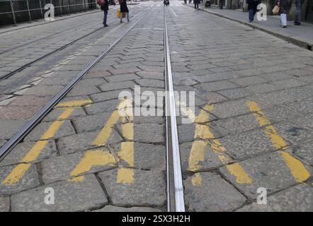 Pavimentazione storica di Milano, sede dei binari del tram Foto Stock