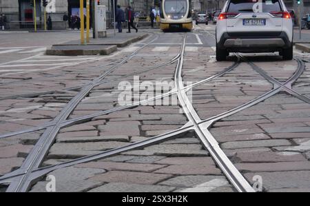 Pavimentazione storica di Milano, sede dei binari del tram Foto Stock