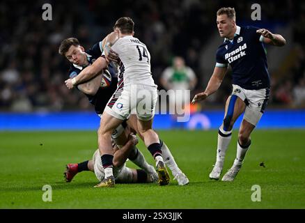 Twickenham, Regno Unito. 22 febbraio 2025. Guinness Mens 6 Nazioni. Inghilterra V Scozia. Stadio Allianz. Twickenham. Huw Jones (Scozia) è placcato da Ben Earl (Inghilterra) e Tommy Freeman (Inghilterra, 14) durante la partita di rugby England V Scotland Guinness Mens 6 Nations all'Allianz Stadium di Londra, Regno Unito. Crediti: Sport in foto/Alamy Live News Foto Stock