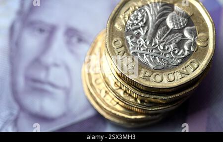 MONETE DA UNA STERLINA CON MUTUI DI BANCONOTE BRITANNICHE RISPARMIANO IL PENSIONAMENTO ECONOMICO ETC UK Foto Stock