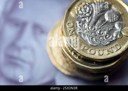 MONETE DA UNA STERLINA CON MUTUI DI BANCONOTE BRITANNICHE RISPARMIANO IL PENSIONAMENTO ECONOMICO ETC UK Foto Stock