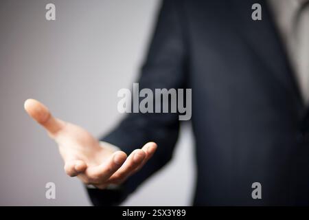 Stretta di mano mans mostra qualcosa Foto Stock