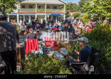 Woodstock, NY, USA - 8 agosto 2021: Un circolo di tamburi della comunità che si tiene al Village Green durante il pomeriggio estivo. Foto Stock
