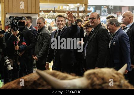Saint Ouen, Parigi, Francia. 22 febbraio 2025. Il Presidente della Repubblica francese in visita al Salone Internazionale dell'Agricoltura che celebra la sua 60a edizione a porte de Versailles. (Credit Image: © Sadak Souici/ZUMA Press Wire) SOLO PER USO EDITORIALE! Non per USO commerciale! Foto Stock