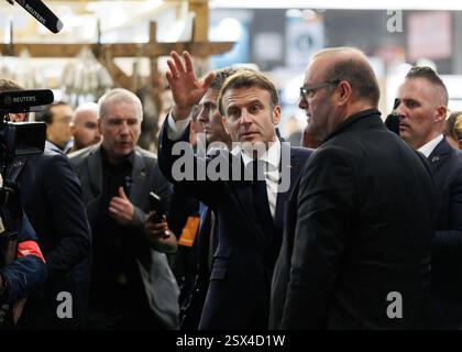 Saint Ouen, Parigi, Francia. 22 febbraio 2025. Il Presidente della Repubblica francese in visita al Salone Internazionale dell'Agricoltura che celebra la sua 60a edizione a porte de Versailles. (Credit Image: © Sadak Souici/ZUMA Press Wire) SOLO PER USO EDITORIALE! Non per USO commerciale! Foto Stock