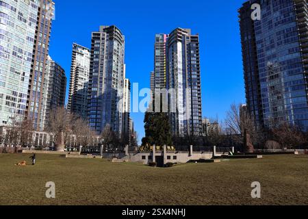 Condos alle spalle del George Wainborn Park a Yaletown, Vancouver, British Columbia. Foto Stock