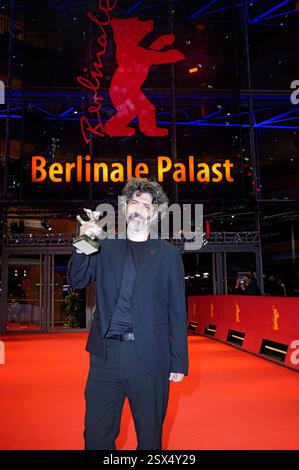 Ivan Fund mit dem Silbernen Bär Preis der Jury für El mensaje / The Message beim Photocall mit den Preisträgern auf der Berlinale 2025 / 75. Internationale Filmfestspiele Berlin im Berlinale Palast. Berlino, 22.02.2025 *** Ivan Fund con il Silver Bear Jury Prize per El mensaje The Message at the Photocall with the Award winner at the Berlinale 2025 75 Berlin International Film Festival at the Berlinale Palast Berlin, 22 02 2025 foto:XT.xBartillax/xFuturexImagex Closing berlinale 5426 Foto Stock
